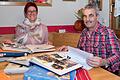 Doris und Bernhard Ullrich aus Hettstadt (Lkr. Würzburg) beherbergen seit 25 Jahren immer wieder italienische Gastschüler. Ihre Gästebücher erinnern sie an die vielen Jugendlichen, die schon bei ihnen gewohnt haben.&nbsp;