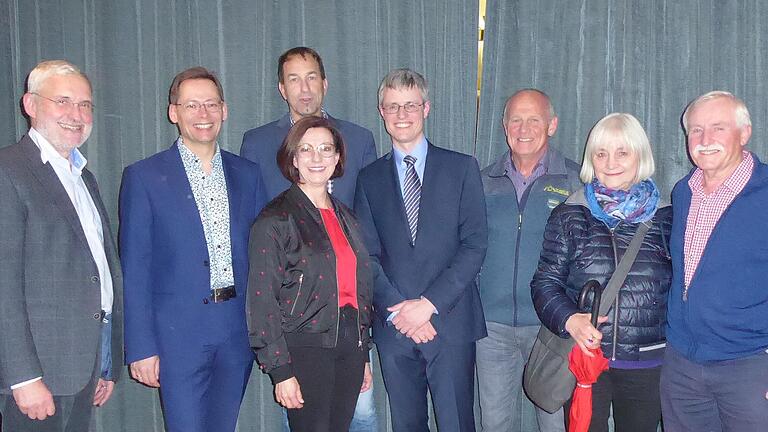 Toni Gernert, Schulleiter Friedhelm Klöhr, dritter Bürgermeister Joachim Eck, zweite Vorsitzende Susanne Knof, Botschaftsrat Matthias Dehner, Josef Nusko sowie  Elfi und Kurt Dehner, die Eltern des Referenten.