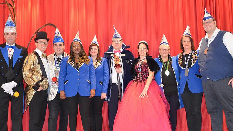 Seniorenfasching in Kleinrinderfeld: Sitzungspräsident Matthias Hollenbach (links), seinen Co-Moderator Tobias Jodl (Dritter von links), das Prinzenpaar André I. (Sechster von links) und Carina I. (Siebte von links), KKC-Gesellschaftspräsidentin Gabriele Pregitzer-Zorn (Achte von links) zusammen mit dem Sprecher der Freien Bürger Kleinrinderfeld Sven Zipprich (Zweiter von links) und dem Bürgermeisterkandidaten der SPD/Freien Bürger Kleinrinderfeld, Dominik Hetzer (rechts).