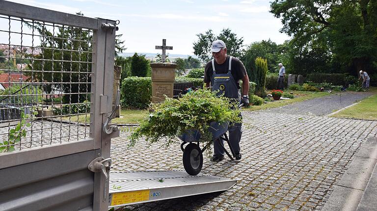 Jede Menge Strauchschnitt fällt bei der Pflegeaktion im Obbacher Friedhof an. Hier schiebt Jerry White den Schubkarren.