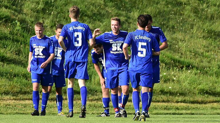 Überraschend oft durften Janik Holzheimer (Dritter von rechts, in Jubelpose) und seine Mitspieler vom FC Sandberg in dieser Saison bereits Torerfolge feiern. Überraschend oft durften Janik Holzheimer (Dritter von rechts, in Jubelpose) und seine Mitspieler vom FC Sandberg in dieser Saison bereits Torerfolge feiern.