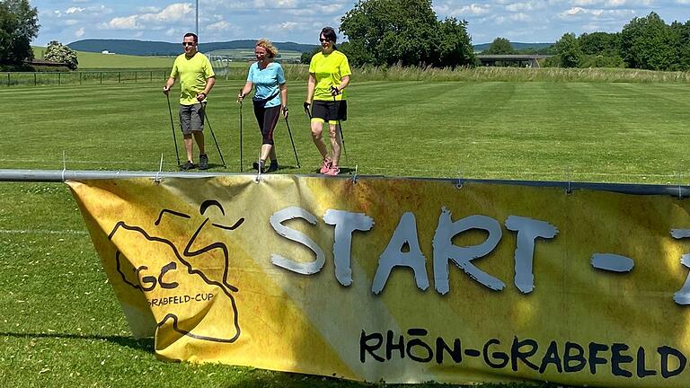 Fast geschafft: Diese Walkinggruppe hat bei bestem Sommerwetter das Ziel am Oberstreuer Sportgelände vor Augen.