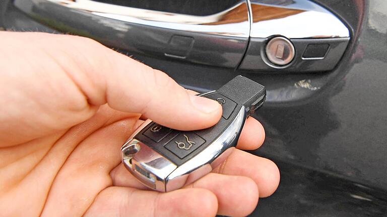 Unbekannte haben in der Nacht zum Montag zwei hochwertige BMW entwendet. Nach ersten Erkenntnissen haben die Täter dabei das sogenannte Keyless-Go-System der Autos ausgenutzt. Unbekannte haben in der Nacht zum Montag zwei hochwertige BMW entwendet. Nach ersten Erkenntnissen haben die Täter dabei das sogenannte Keyless-Go-System der Autos ausgenutzt.