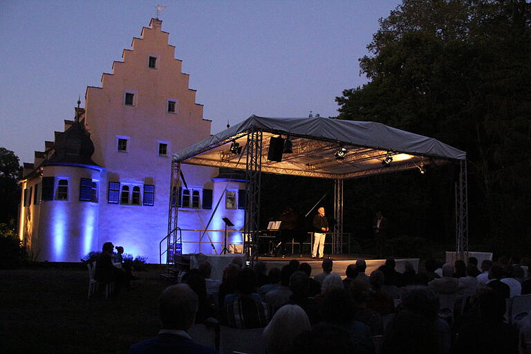 Am Zobel-Schloss in Darstadt konnte das Publikum im Jahr 2019 klassischen Balladen lauschen.