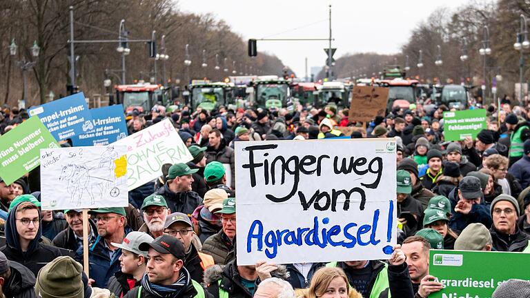 Protest der Landwirte - Berlin.jpeg       -  Auf der Demo des Deutschen Bauernverbandes hält jemand ein Schild 'Finger weg vom Agrardiesel' hoch.