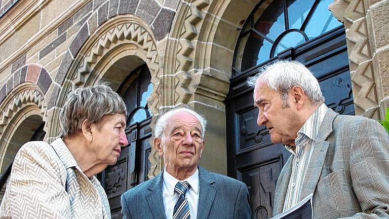 Bewegender Moment: Der Chemnitzer Auschwitz-Überlebende Justin Sonder besucht im Mai 2011 mit seiner Frau Marga die Alte Synagoge in Kitzingen. Hier im Gespräch mit dem Historiker Dr. Elmar Schwinger (rechts). Schwinger ist der Verfasser des Standardwerks &bdquo;Von Kitzingen nach Izbica&ldquo;.