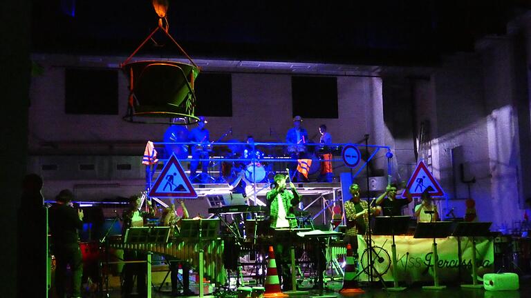 Unter dem Motto 'Percussion under construction' haben rund 40 junge Musiker das Kurtheater gerockt. Foto: Nathalie Flügel - Unter dem Motto 'Percussion under construction' haben rund 40 junge Musiker das Kurtheater gerockt. Foto: Nathalie Flügel Unter dem Motto 'Percussion under construction' haben rund 40 junge Musiker das Kurtheater gerockt. Foto: Nathalie Flügel - Unter dem Motto 'Percussion under construction' haben rund 40 junge Musiker das Kurtheater gerockt. Foto: Nathalie Flügel