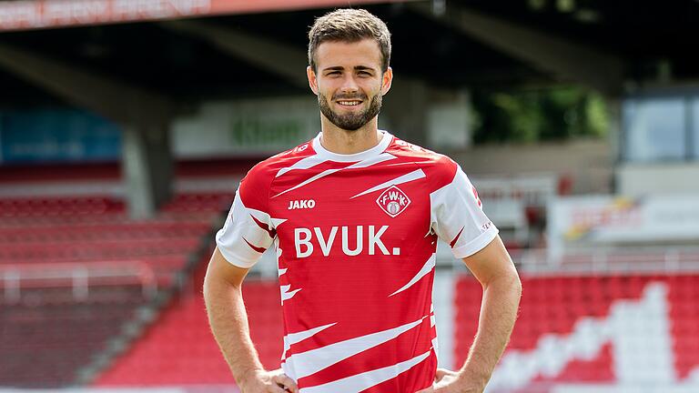 Er führt die Kickers in der kommenden Saison als Spielführer aufs Feld: Daniel Hägele. Er führt die Kickers in der kommenden Saison als Spielführer aufs Feld: Daniel Hägele.