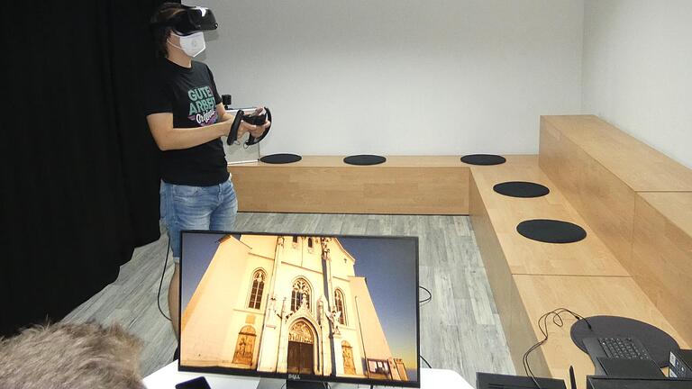 Mit dem Smartphone oder wie hier auf dem Foto mit einer VR-Brille kann man in Zukunft die Haßfurter Ritterkapelle virtuell erkunden. Mit dem Smartphone oder wie hier auf dem Foto mit einer VR-Brille kann man in Zukunft die Haßfurter Ritterkapelle virtuell erkunden.