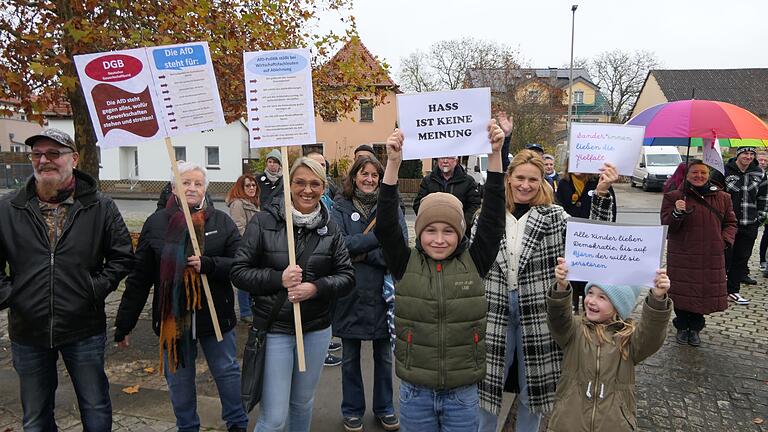 Auch einige Familien zeigten Flagge gegen die AfD. Auch einige Familien zeigten Flagge gegen die AfD.