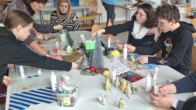 Emsiges Treiben konnte man in den Workshops beim Adventsnachmittag in der Leo-Weismantel-Schule beobachten, wie hier beim Engelbasteln im Modoclub. Emsiges Treiben konnte man in den Workshops beim Adventsnachmittag in der Leo-Weismantel-Schule beobachten, wie hier beim Engelbasteln im Modoclub.