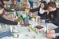 Emsiges Treiben konnte man in den Workshops beim Adventsnachmittag in der Leo-Weismantel-Schule beobachten, wie hier beim Engelbasteln im Modoclub.