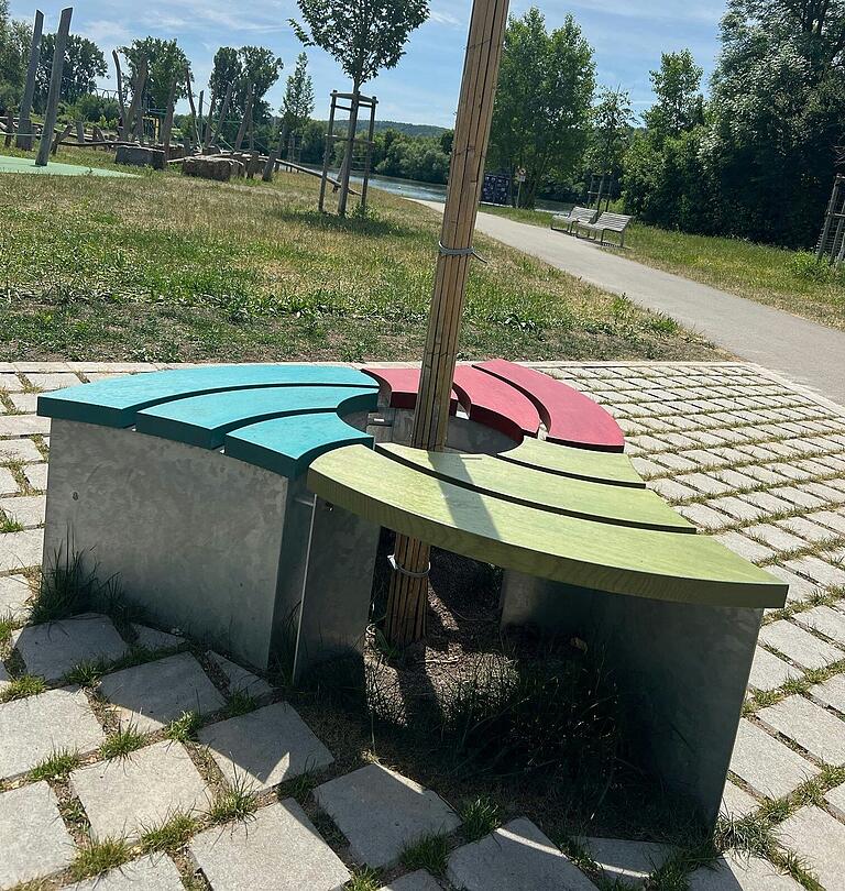 An der Main-Lände in Eibelstadt ist das Logo der ILE Maindreieck als Sitzplatz gestaltet - gefördert aus dem Regionalbudget. An der Main-Lände in Eibelstadt ist das Logo der ILE Maindreieck als Sitzplatz gestaltet - gefördert aus dem Regionalbudget.