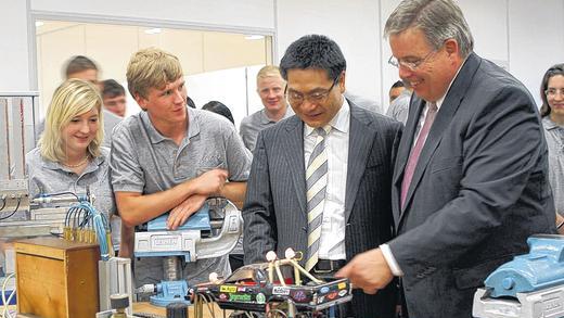 Interessiert: Der neue Mehrheitseigner von Preh, Jeff Wang von Joyson Industries aus China, und Preh-Geschäftsführer Michael Roesnick lassen sich im neuen Ausbildungszentrum von Preh zeigen, was die Azubis so alles drauf haben. Interessiert: Der neue Mehrheitseigner von Preh, Jeff Wang von Joyson Industries aus China, und Preh-Geschäftsführer Michael Roesnick lassen sich im neuen Ausbildungszentrum von Preh zeigen, was die Azubis so alles drauf haben.