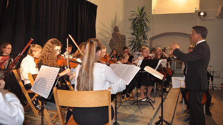 Herbstzauberklänge brachten das Zupforchester und das Jugendstreichorchester der Musikschule Schweinfurt (im Bild mit José Antonio Zambrano Rivas als Dirigent) in die Alte Kirche Schonungen. Herbstzauberklänge brachten das Zupforchester und das Jugendstreichorchester der Musikschule Schweinfurt (im Bild mit José Antonio Zambrano Rivas als Dirigent) in die Alte Kirche Schonungen.
