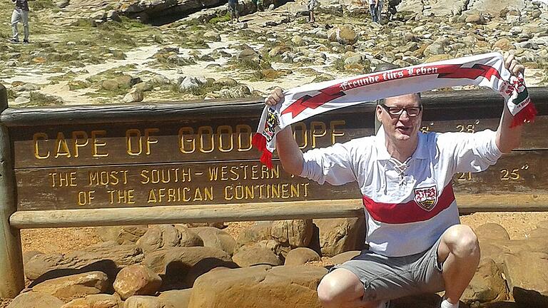 VfB-Fan Mecky am Kap der guten Hoffnung in Südafrika. VfB-Fan Mecky am Kap der guten Hoffnung in Südafrika.