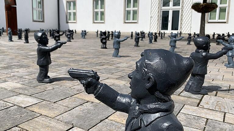 Klassische politische Kunst: Ottmar Hörls kleine Zwerge gehen metaphorisch gesprochen bereitwillig über Leichen.