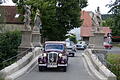 Historische Autos auf einem historischen Bauwerk: Unter anderem über die Baunachbrücke in Frickendorf führte der Weg der Borgward-Liebhaber bei einer Ausfahrt.