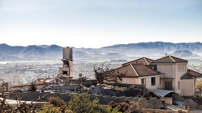 Waldbrände in Kalifornien       -  Neben verkohlten Überresten stehen unversehrte Villen.