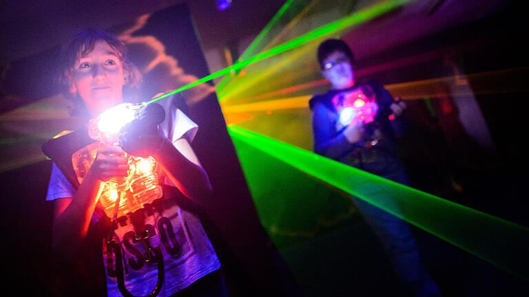 KINA - Ein Spiel mit Lasern - Ein Junge zielt mit einem «Phaser» beim «Lasertag» auf andere Mitspieler im Lasertag. Foto: Julian Stratenschulte/dpa KINA - Ein Spiel mit Lasern - Ein Junge zielt mit einem «Phaser» beim «Lasertag» auf andere Mitspieler im Lasertag. Foto: Julian Stratenschulte/dpa