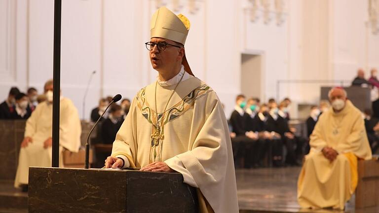 Das Ende der Volkskirche müsse nicht das Ende von Kirche überhaupt bedeuten, betonte Bischof Dr. Franz Jung am Christkönigsonntag. Es markiere einen Übergang in eine neue Form des 'Kirche-Seins', die zu entwickeln den Menschen von heute aufgegeben sei. Das Ende der Volkskirche müsse nicht das Ende von Kirche überhaupt bedeuten, betonte Bischof Dr. Franz Jung am Christkönigsonntag. Es markiere einen Übergang in eine neue Form des 'Kirche-Seins', die zu entwickeln den Menschen von heute aufgegeben sei.