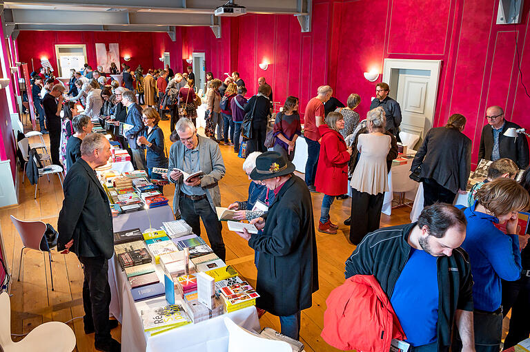 Bei der 'Winterlese' verwandelt sich das Residenzschloss wieder in eine Buchmesse, auf der man Sach-, Kunst- und Kinderbücher, schöne Literatur, bibliophile Bände und Schmöker finden und erwerben kann (im Bild die Messe 2019). Bei der 'Winterlese' verwandelt sich das Residenzschloss wieder in eine Buchmesse, auf der man Sach-, Kunst- und Kinderbücher, schöne Literatur, bibliophile Bände und Schmöker finden und erwerben kann (im Bild die Messe 2019).