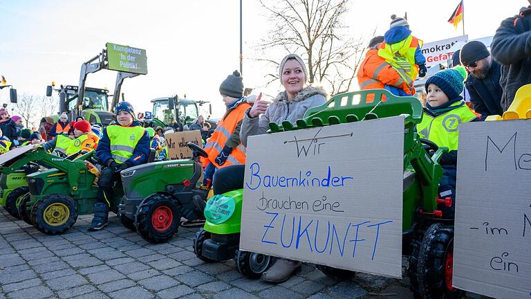 Mit bunten Tretschleppern beteiligten sich über 80 Kinder von Rhön-Grabfelder Landwirten an der Bauern-Demo am Montag in Bad Neustadt. Ein Video über ihren Protest sorgte in der ganzen Bundesrepublik für Aufsehen.