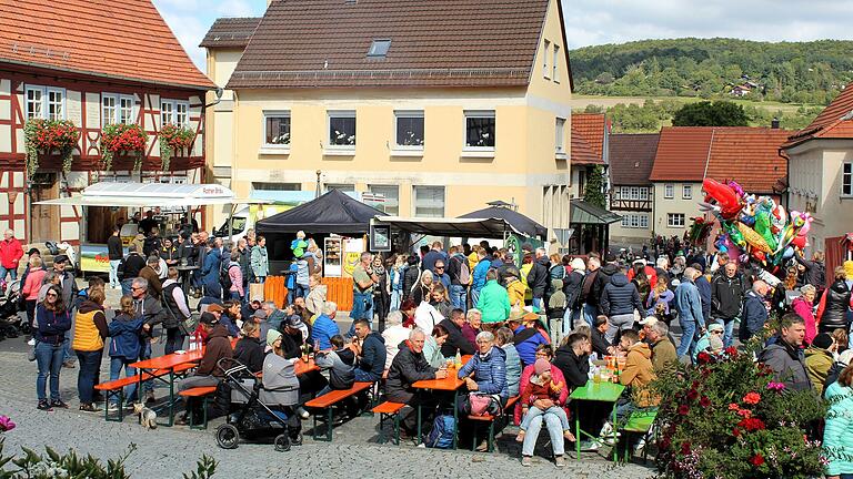 Bei strahlendem Sonnenschein waren viele Besucher zum großen Marktfest nach Fladungen gekommen. Sie genossen das herrliche Ambiente in vollen Zügen.