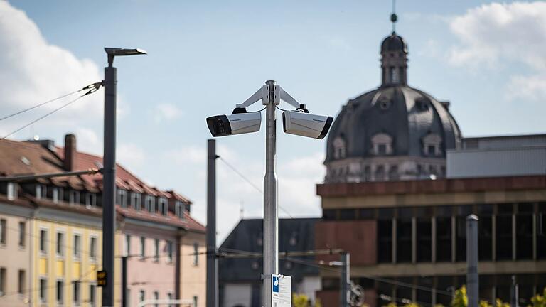 Die Überwachungskameras der Polizei überwachen den Bereich vor dem Würzburger Hauptbahnhof.