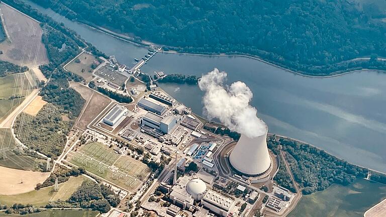 Das Kernkraftwerk Isar 2 bei Landshut       -  Aus der Politik mehren sich wieder Aussagen, wonach das Kraftwerk Isar 2 wieder zur Energiegewinnung genutzt werden kann. Der Betreiber sieht das anders. (Archivbild)