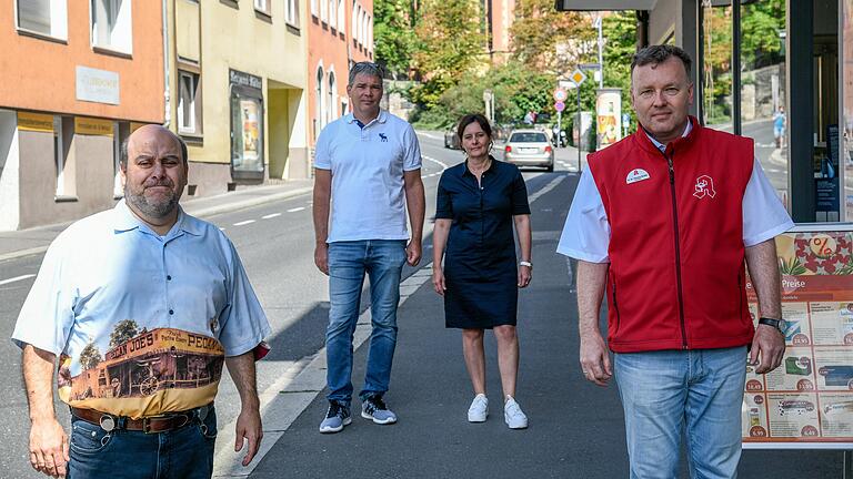 Geschäftstreibende sehen die geplante Einbahnstraßenregelung am Zeller Berg kritisch. Von links:&nbsp; Massimo Villari von Feinkost Villari,&nbsp;Apotheker Thomas Richter und dahinter Christine und Marcus Uhlmann vom Hotel Grüner Baum.