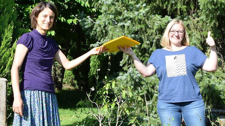 Projektmanagerin Kerstin Brückner (links) übergibt ein Dorfheft an die Ansprechpartnerin Manuela Handke aus Happertshausen. Projektmanagerin Kerstin Brückner (links) übergibt ein Dorfheft an die Ansprechpartnerin Manuela Handke aus Happertshausen.