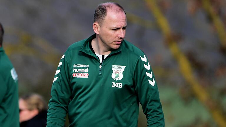 Nachdenklich: Ob Trainer Markus Bach (im Bild) und der TSV Großbardorf ihren Aufwärtstrend am Karsamstag beim Tabellennachbarn DJK Don Bosco Bamberg fortsetzen können?