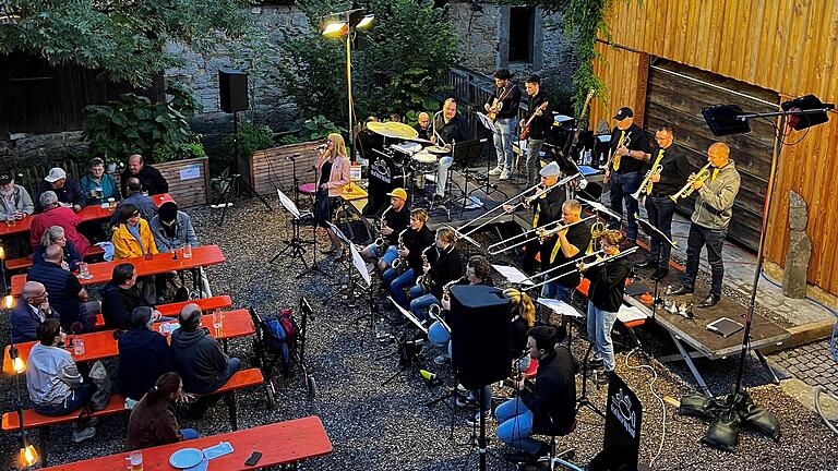 Die Dead Horse Big Band der Jazz AG Bad Neustadt begeisterte die Besucher bei 'Jazz an der Streu' in der Ostheimer Moritzmühle.