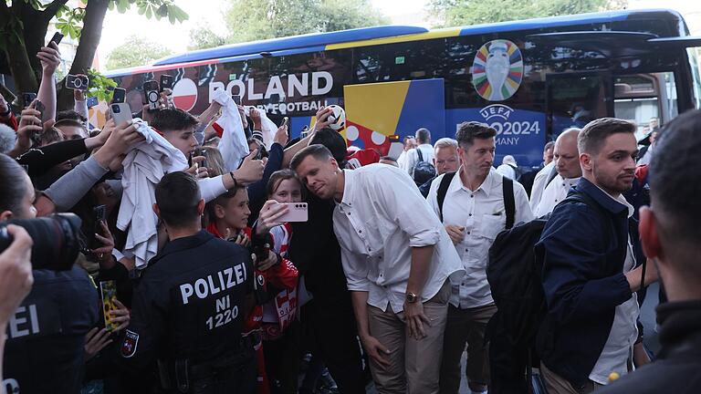 Robert Lewandowski und Wojciech Szczesny       -  Bald wieder beim FC Barcelona vereint? Die langjährigen polnischen Nationalspieler Robert Lewandowski (M) und Wojciech Szczesny - hier bei der EM in Deutschland.