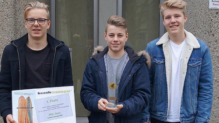 Die &bdquo;Beachmanager&ldquo; David Gander, Christian Klüpfel und Dominik Rumpel holten den Sieg.