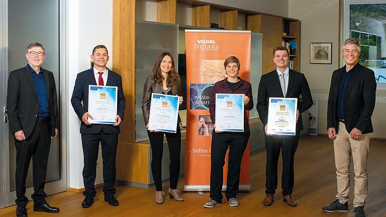 Bei der Übergabe der Forschungsförderpreise (von links): Werner Brinker (Vogel Stiftung). Dr. Florian Kleefeldt, Prof. Dr. Jana-Kristin Prigge, Dr. Annika Kreikenbohm, Philipp Helmer (alle Uni Würzburg) und Dr. Gunther Schunk (Vogel Stiftung). Bei der Übergabe der Forschungsförderpreise (von links): Werner Brinker (Vogel Stiftung). Dr. Florian Kleefeldt, Prof. Dr. Jana-Kristin Prigge, Dr. Annika Kreikenbohm, Philipp Helmer (alle Uni Würzburg) und Dr. Gunther Schunk (Vogel Stiftung).