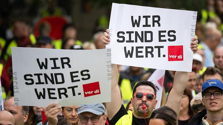 Für bessere Arbeitsbedingungen gingen Beschäftigte im Handel auf die Straße und legten zum Teil ihre Arbeit nieder. - Für bessere Arbeitsbedingungen gingen Beschäftigte im Handel auf die Straße und legten zum Teil ihre Arbeit nieder. Für bessere Arbeitsbedingungen gingen Beschäftigte im Handel auf die Straße und legten zum Teil ihre Arbeit nieder. - Für bessere Arbeitsbedingungen gingen Beschäftigte im Handel auf die Straße und legten zum Teil ihre Arbeit nieder.