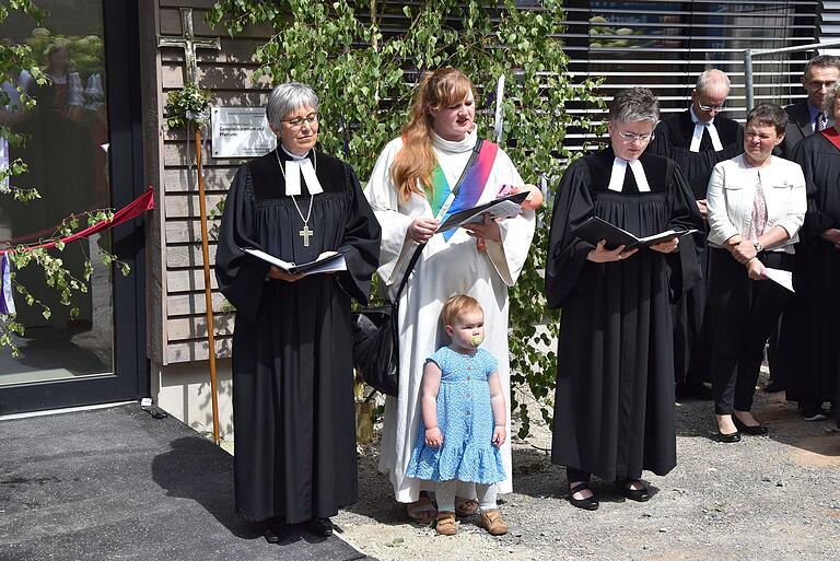 Gelebte Ökumene: Regionalbischöfin Dorothea Greiner, Pastoralreferentin Sandra Lohs und Pfarrerin Claudia Winterstein (von links) sprachen Segensgebete für das 'Johannes-Flinner-Haus'.