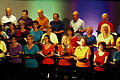 Bunte T-Shirts, buntes und modernes Programm: Der &bdquo;Cantiamo&ldquo;-Chor des Gesangvereins 1906 Marktheidenfeld zeigte in zwei ausverkauften Konzerten, dass er ein Publikum zu begeistern versteht.