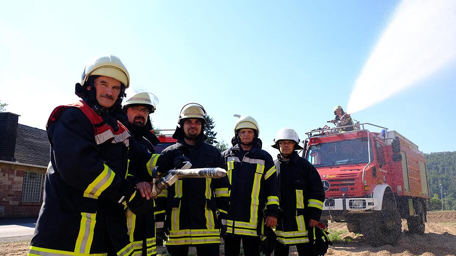 Wasser marsch: Die Feuerwehrmänner auf dem Truppenübungsplatz Wildflecken sind dieser Tage besonders in Alarmbereitschaft. Oberbrandmeister Klaus Krapf (links) und sein Team tun alles, damit auf dem 7300 Hektar großen Gelände buchstäblich nichts anbrennt. Mit der speziellen Lösch-Lanze können sogar unterirdische Brände bekämpft werden.  Foto: Gerhard Fischer       -  Wasser marsch: Die Feuerwehrmänner auf dem Truppenübungsplatz Wildflecken sind dieser Tage besonders in Alarmbereitschaft. Oberbrandmeister Klaus Krapf (links) und sein Team tun alles, damit auf dem 7300 Hektar großen Gelände buchstäblich nichts anbrennt. Mit der speziellen Lösch-Lanze können sogar unterirdische Brände bekämpft werden.  Foto: Gerhard Fischer