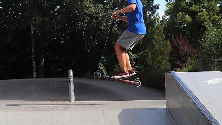 Jugendliche trainieren auf den verschiedenen Anlagen des Skateparks in Kitzingen – Fero zeigt den Bunny Hop. Jugendliche trainieren auf den verschiedenen Anlagen des Skateparks in Kitzingen – Fero zeigt den Bunny Hop.