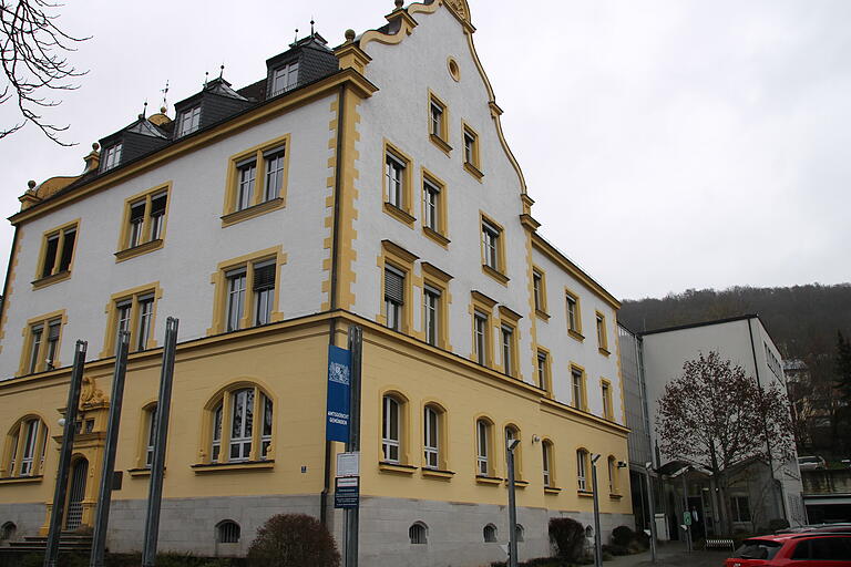 Auf den neueren Teil des Amtsgerichts Gemünden soll Photovoltaik kommen.