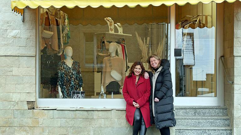 Mürvet Hippe (links)  und Manuela Cäsar freuen sich auf die Eröffnung ihrer Boutique in Bergtheim. Bisher war in der Unteren Hauptstraße eine Bäckerei, jetzt gibt es dort Damenmode mit Chic.