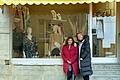 Mürvet Hippe (links)  und Manuela Cäsar freuen sich auf die Eröffnung ihrer Boutique in Bergtheim. Bisher war in der Unteren Hauptstraße eine Bäckerei, jetzt gibt es dort Damenmode mit Chic.