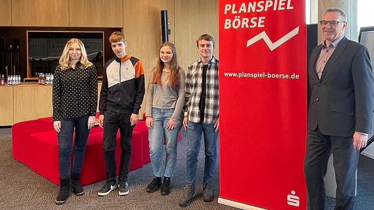 In der Planspiel-Wertung für die nachhaltigsten Geldanlagen siegten die Teams, deren Vertreter hier zu sehen sind. In der Planspiel-Wertung für die nachhaltigsten Geldanlagen siegten die Teams, deren Vertreter hier zu sehen sind.