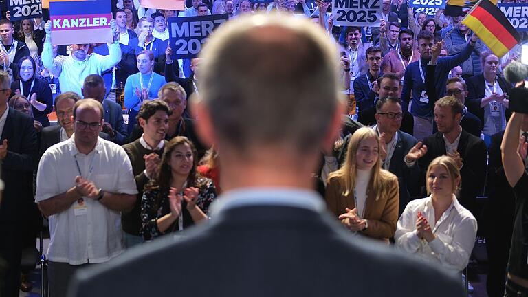Deutschlandtag der Jungen Union - Friedrich Merz stimmt den Unionsnachwuchs auf den Bundestagswahlkampf ein - mit einer Kampfansage an die SPD. Die Grünen kommen in seiner Rede kaum vor. Die Junge Union feiert ihn schon als Kanzler. Deutschlandtag der Jungen Union - Friedrich Merz stimmt den Unionsnachwuchs auf den Bundestagswahlkampf ein - mit einer Kampfansage an die SPD. Die Grünen kommen in seiner Rede kaum vor. Die Junge Union feiert ihn schon als Kanzler.