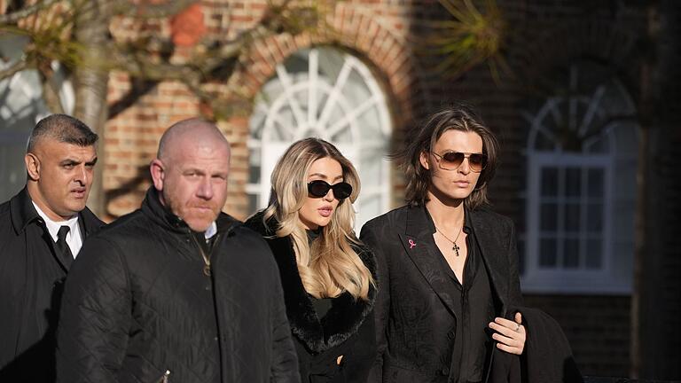 Beisetzung von Sänger Liam Payne       -  Kate Cassidy (2. v. r.) tut sich immer noch schwer damit, den Tod Liam Paynes zu akzeptieren. (Archivfoto)