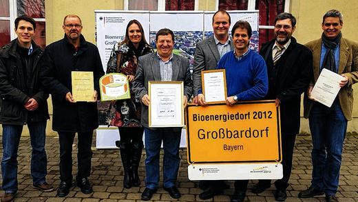 Echte Preisträger: Über insgesamt vier Auszeichnungen für Agrokraft-Projekte freuen sich (von links) Sebastian Kuhn (Ingenieurbüro Helfrich), Peter Schmitt (Windpark Streu und Saale), VG-Geschäftsstellenleiterin Sabine Schröder, Marco Seith (Biogasanlage Großbardorf), Mathias Klöffel (Agrokraft), Reinhold Behr (Betriebsleiter Großbardorf) und Agrokraft-Geschäftsführer Michael Diestel.