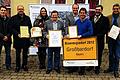 Echte Preisträger: Über insgesamt vier Auszeichnungen für Agrokraft-Projekte freuen sich (von links) Sebastian Kuhn (Ingenieurbüro Helfrich), Peter Schmitt (Windpark Streu und Saale), VG-Geschäftsstellenleiterin Sabine Schröder, Marco Seith (Biogasanlage Großbardorf), Mathias Klöffel (Agrokraft), Reinhold Behr (Betriebsleiter Großbardorf) und Agrokraft-Geschäftsführer Michael Diestel.